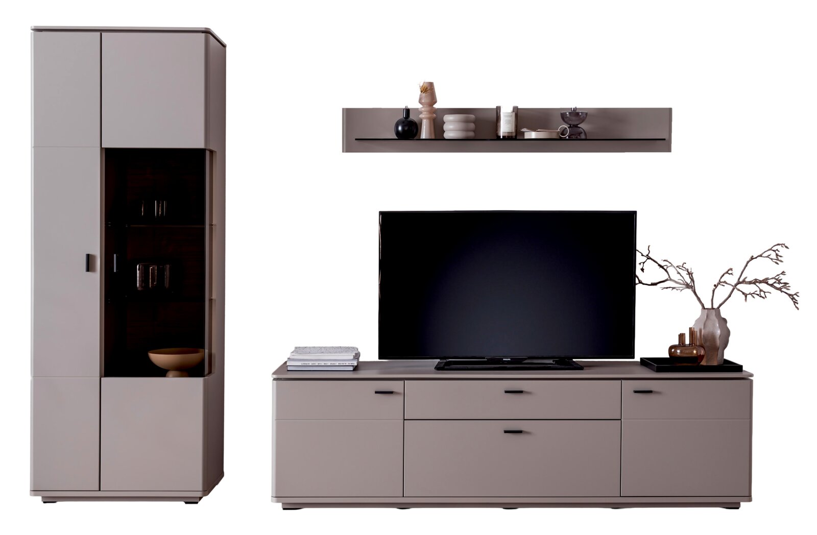 Modernes Wohnzimmermöbel-Set in Taupe/Grau mit hohem Vitrinenschrank, TV-Lowboard und Wandregal, frontal in leichter Schrägansicht von vorn fotografiert, mit dekorierten Ablageflächen