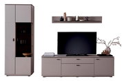 Modernes Wohnzimmermöbel-Set in Taupe/Grau mit hohem Vitrinenschrank, TV-Lowboard und Wandregal, frontal in leichter Schrägansicht von vorn fotografiert, mit dekorierten Ablageflächen