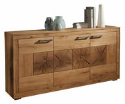 Holz-Sideboard MERAN mit natürlicher Maserung und dekorativen Rissen, frontal abgebildet, mit drei Schubladen und drei Türen, dekoriert mit Vasen und Büchern.