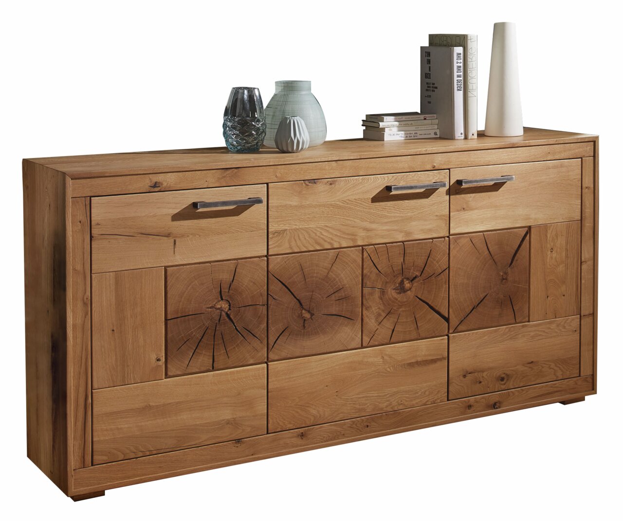 Landscape Sideboard I MERAN Holz-Sideboard MERAN mit natürlicher Maserung und dekorativen Rissen, frontal abgebildet, mit drei Schubladen und drei Türen, dekoriert mit Vasen und Büchern.