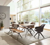 Esszimmer mit modernem Esstisch, Stühlen und Sitzbank aus Holz und Metall, seitliche Perspektive