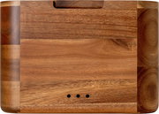 Rechteckiges Holz-Schneidebrett mit Griffmulde oben und drei kleinen Löchern unten, Draufsicht von oben