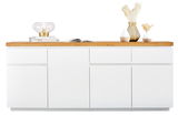 Frontale Ansicht eines modernen XL-Sideboards mit weißem Korpus und Holzplatte, dekoriert mit Büchern, einer Lampe und Vasen.