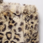 Close-up van een tas met luipaardprint van imitatiebont, vooraanzicht