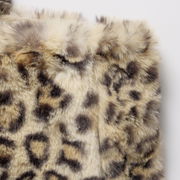 Nahaufnahme einer Tasche mit Leopardenmuster aus Kunstfell, Vorderansicht