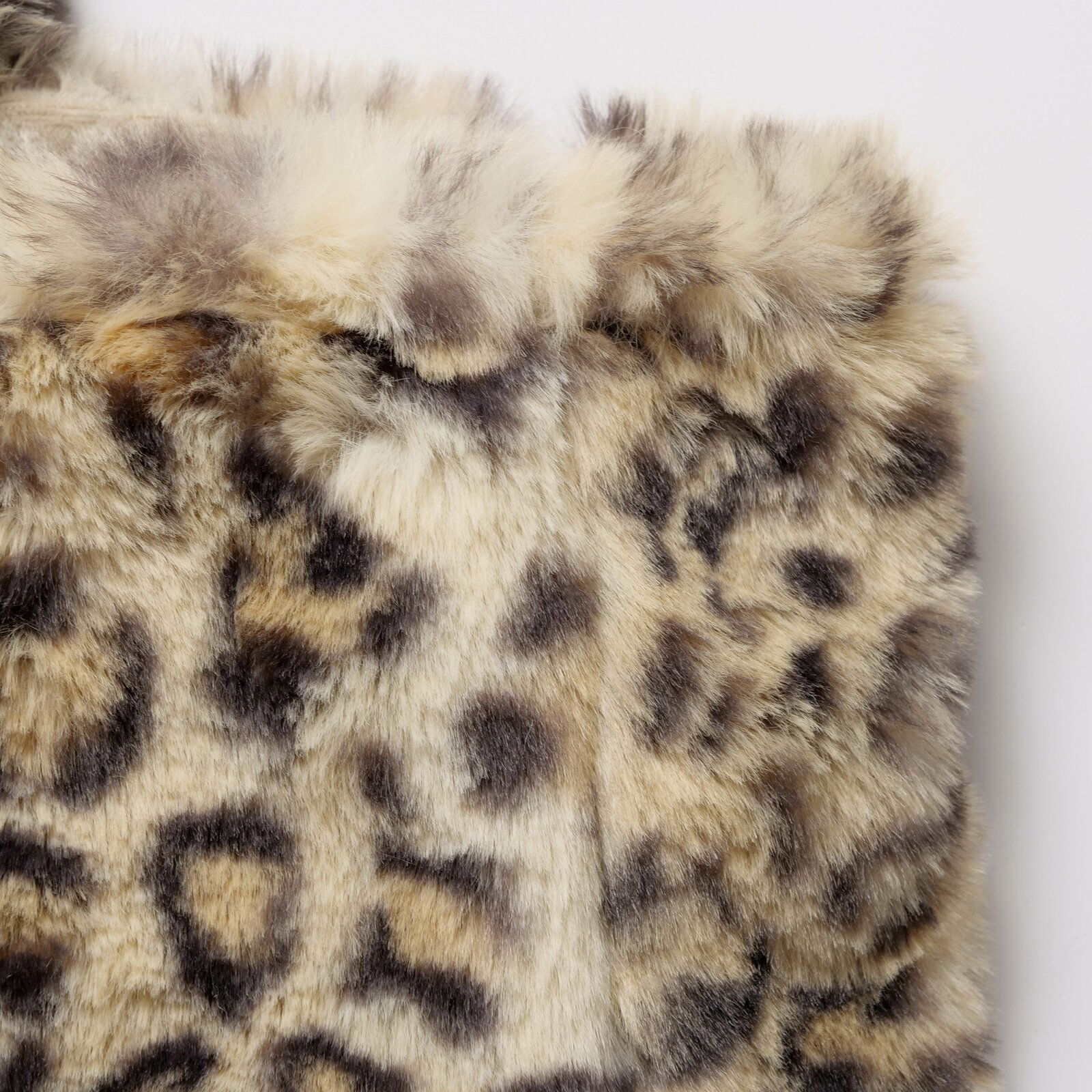 Nahaufnahme einer Tasche mit Leopardenmuster aus Kunstfell, Vorderansicht