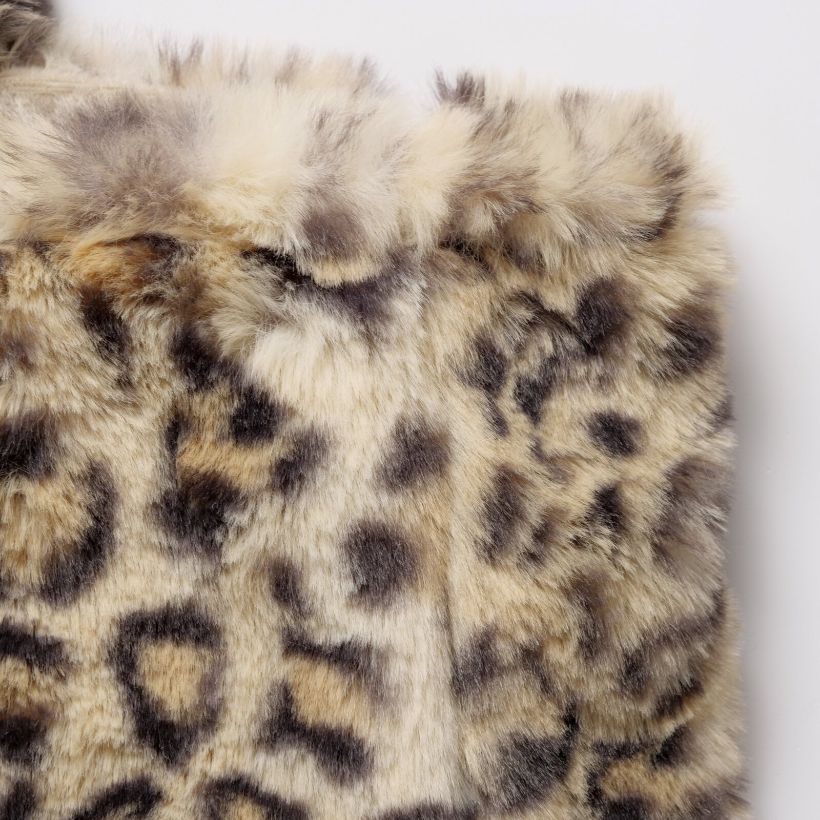Boltze Tasche LEONY Nahaufnahme einer Tasche mit Leopardenmuster aus Kunstfell, Vorderansicht