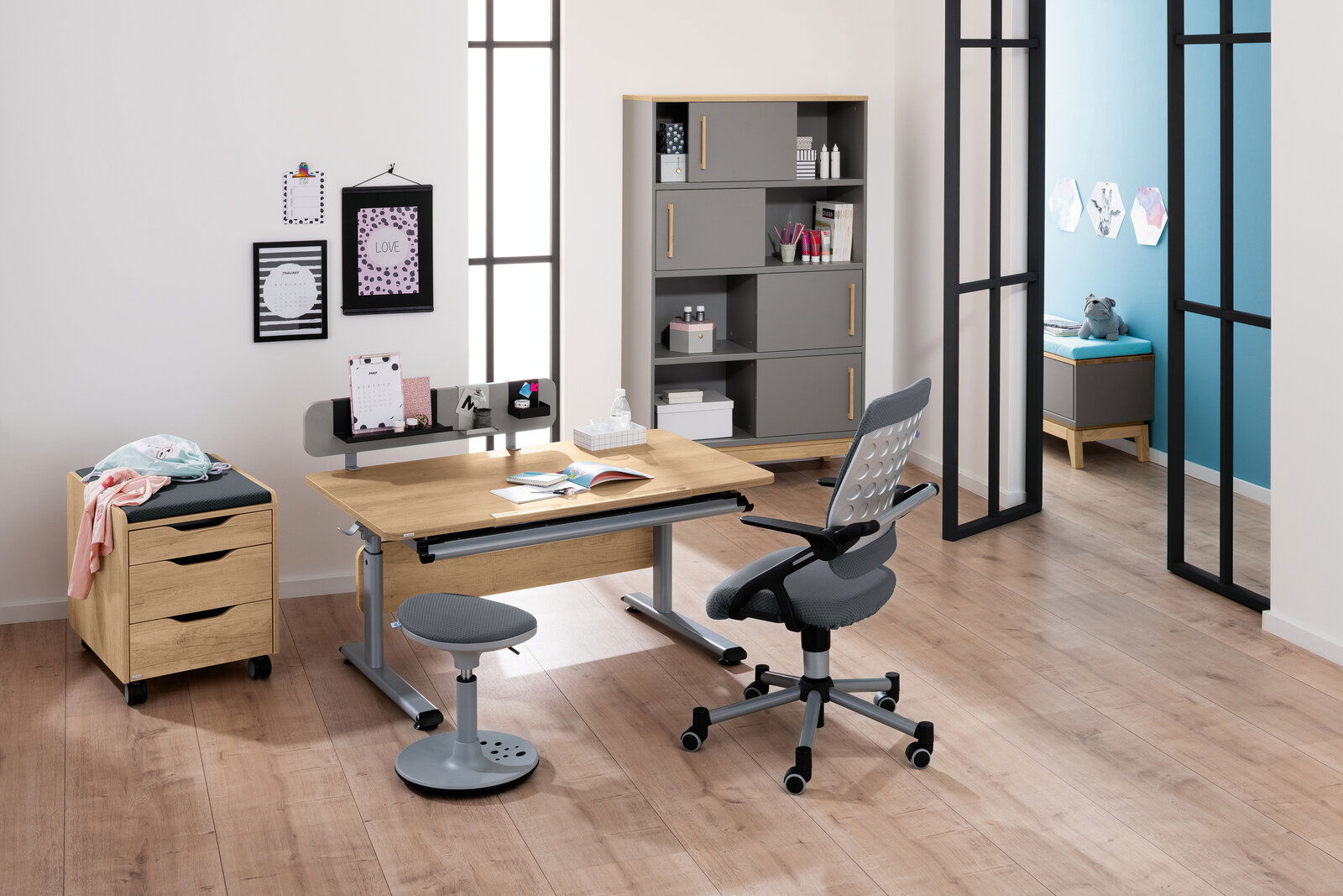 Moderner Schreibtisch in einem stilvollen Büro mit Holz- und Metallelementen, umgeben von einem ergonomischen Stuhl und einem Rollcontainer, aus der Frontalperspektive betrachtet.