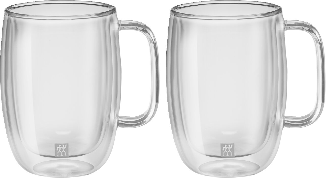 Zwei doppelwandige Latte Macchiato Gläser mit Griffen, frontal fotografiert.