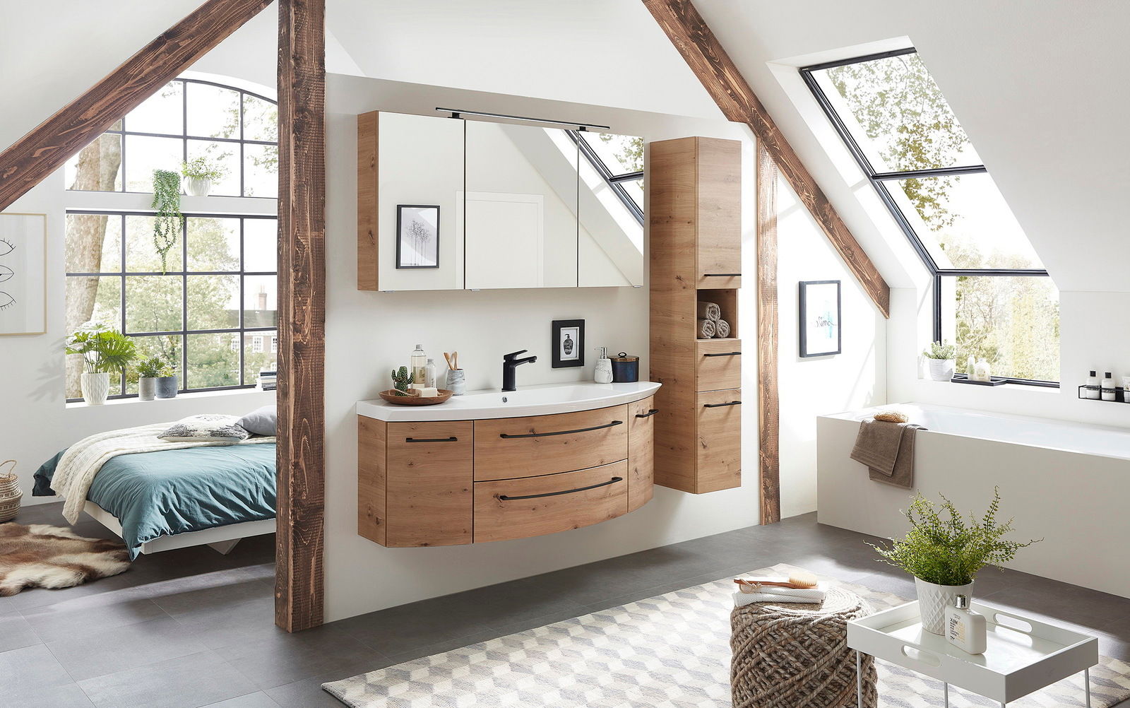 Sadena Hochschrank Türanschlag rechts PLAKA Moderner Hochschrank aus Holz in einem stilvollen Badezimmer mit Dachschräge, neben einem Waschtisch und Spiegeln, mit Blick auf ein großes Fenster.