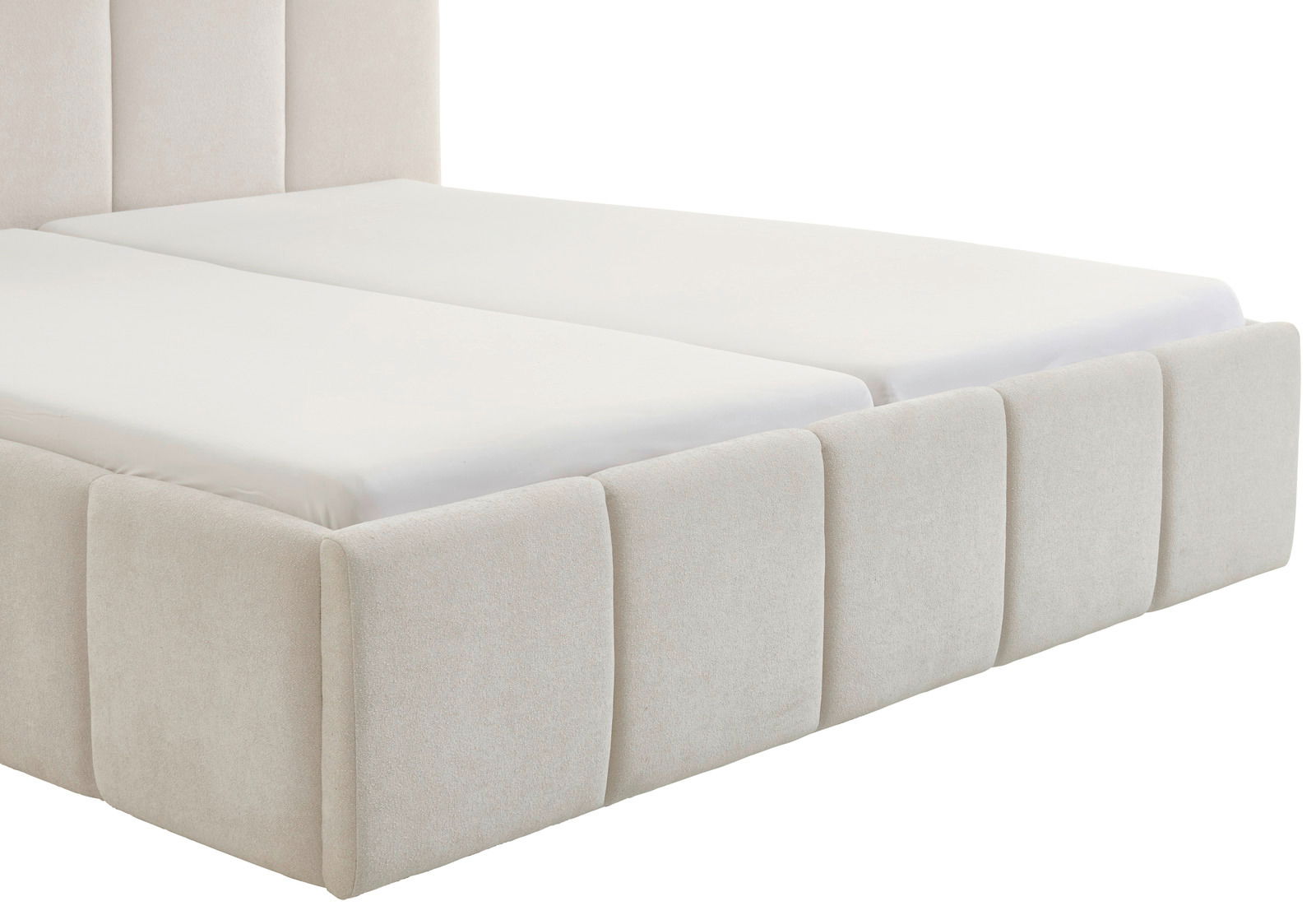 Seitliche Perspektive eines modernen Polsterbetts mit hellem Stoffbezug und gepolstertem Kopfteil.