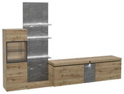 Moderne Wohnwand in Holzoptik mit grauen Akzenten, bestehend aus einem hohen Schrank mit Glaseinsatz und Regalen, sowie einem langen Lowboard. Perspektive: Frontalansicht.