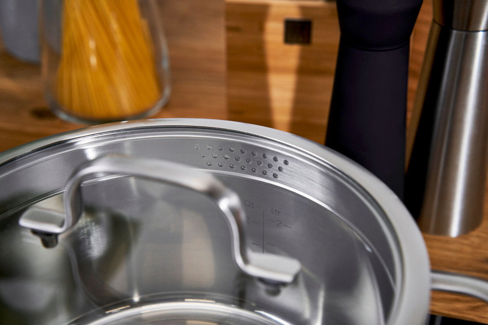 Nahaufnahme eines Edelstahltopfs mit integriertem Abgießsystem und Messskala im Inneren, Teil eines 5-teiligen Topfsets True Flow.