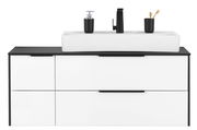 Modernes Waschtisch-Set in Weiß mit schwarzem Wasserhahn und Accessoires, Frontalansicht