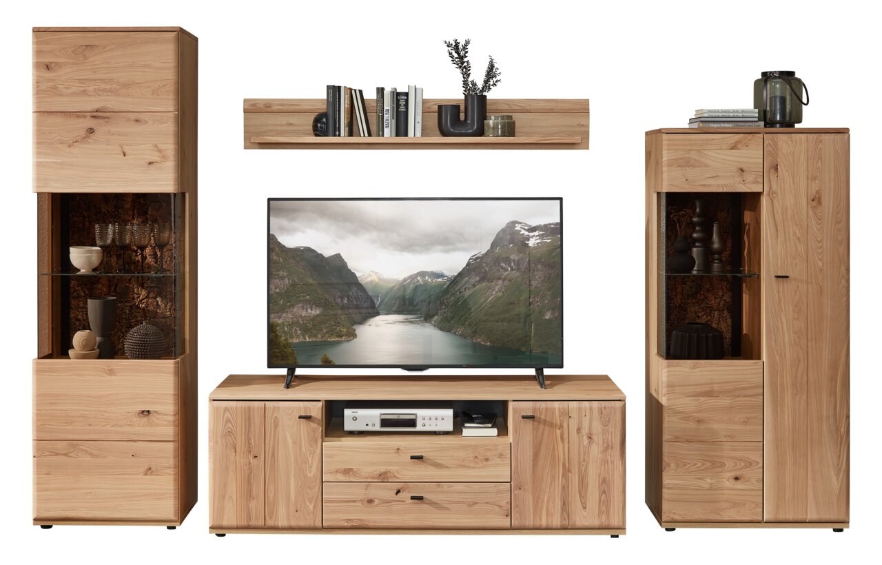Cantus Wandkombination CALMERA Frontale Ansicht der Wandkombination Linea Natura CALMERA aus Holz mit TV-Schrank, zwei Vitrinen und einem Wandregal.