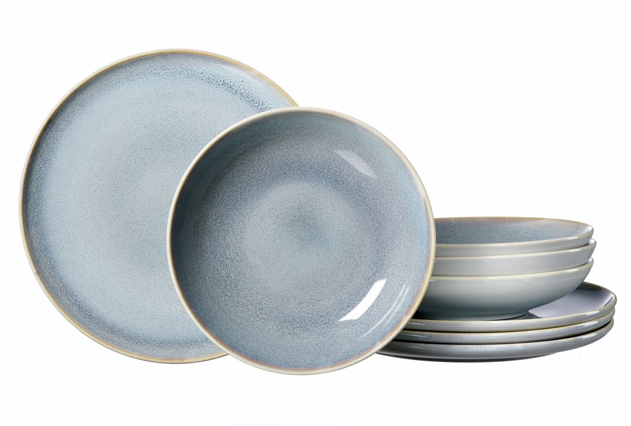 Tafelset Stone Skagen 8-tlg. in sanftem Blau mit leichtem Farbverlauf, bestehend aus flachen und tiefen Tellern, seitliche Perspektive.