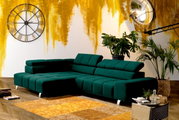 Groene hoekbank met poef links in een moderne woonkamer, zijaanzicht