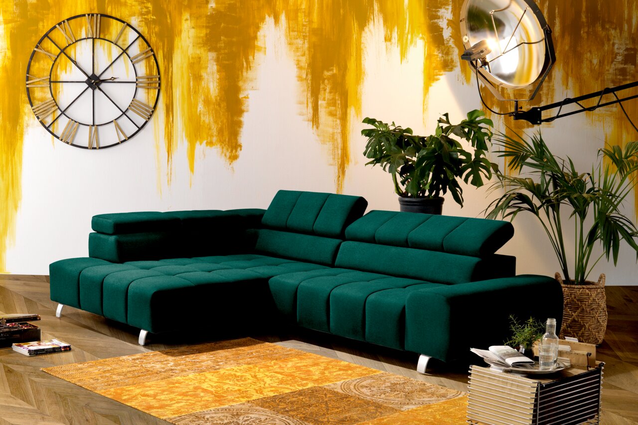 Groene hoekbank met poef links in een moderne woonkamer, zijaanzicht
