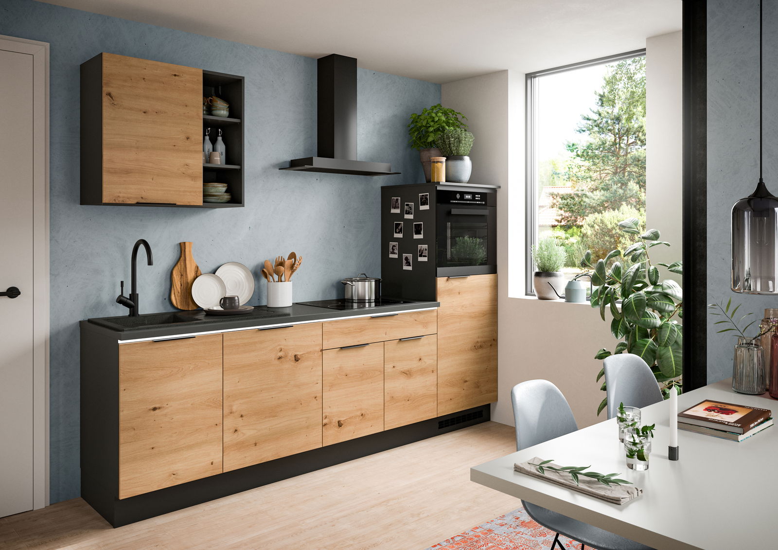 Moderne Küchenzeile in Holzoptik mit schwarzen Akzenten, fotografiert aus einer seitlichen Perspektive. Integrierte Geräte und stilvolle Dekorationen ergänzen das Design.