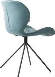 Moderner Stuhl mit gepolsterter Sitzfläche und Rückenlehne in hellblauem Stoff, seitliche Perspektive, schwarzes Metallgestell mit vier Beinen.