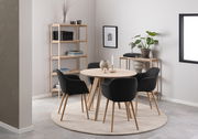 Holzregal in einem modernen Esszimmer, seitliche Perspektive