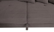 Nahaufnahme einer grauen, gerippten Polsteroberfläche eines Sofas, von oben betrachtet.