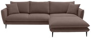 Braunes Ecksofa mit rechter Ottomane, drei Sitzkissen und zwei Rückenkissen, schwarze Metallfüße, Frontansicht leicht schräg von vorn