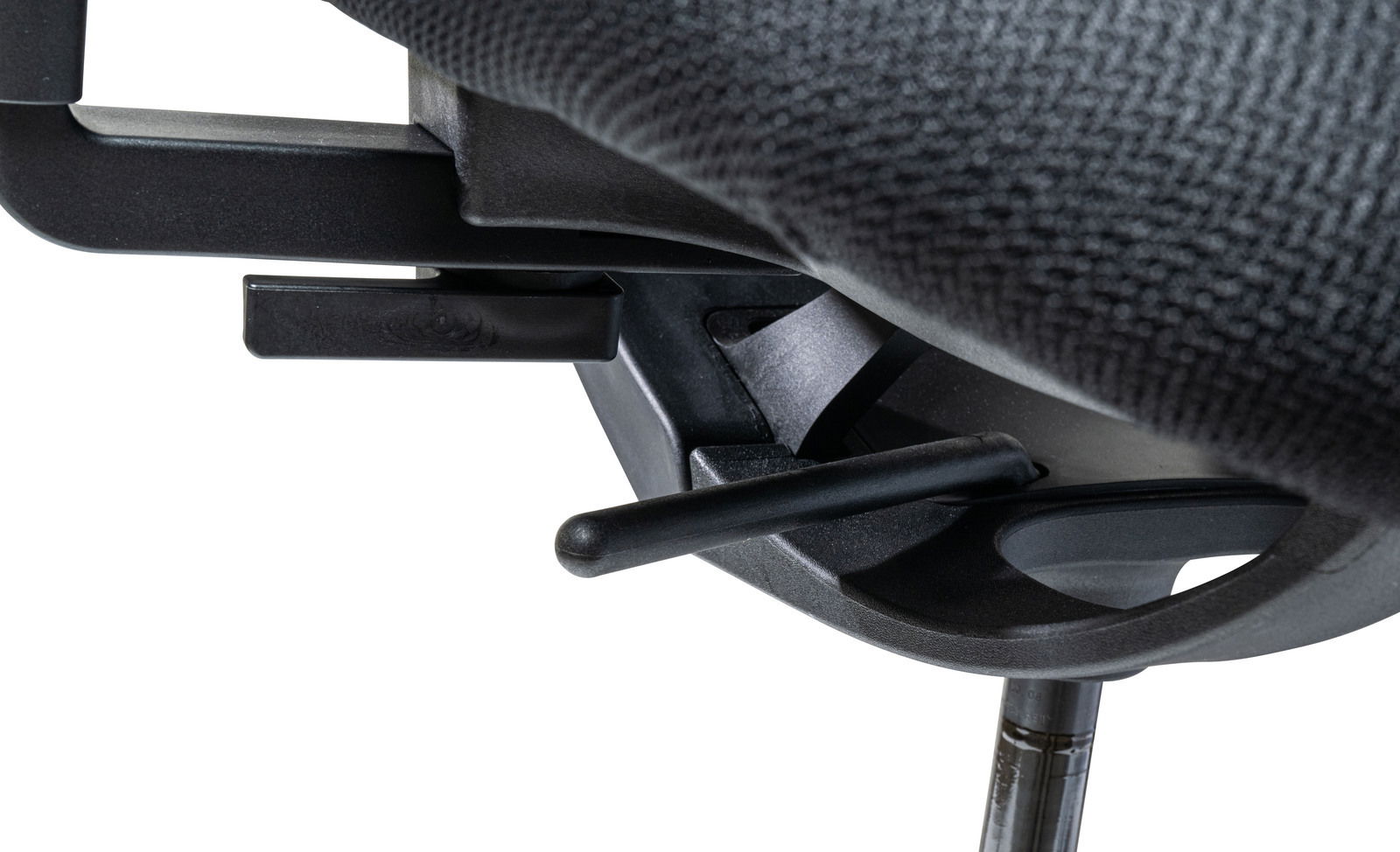 Nahaufnahme der Unterseite eines Bürostuhls mit Hebeln zur Einstellung der Sitzhöhe und Neigung.