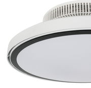 Moderner Deckenventilator in Nahaufnahme von unten, mit weißem Gehäuse und schwarzem Rand.