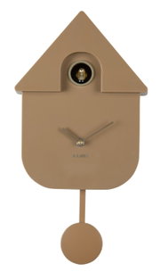 Moderne Wanduhr in Hausform mit Kuckuck, braune Farbe, frontale Ansicht