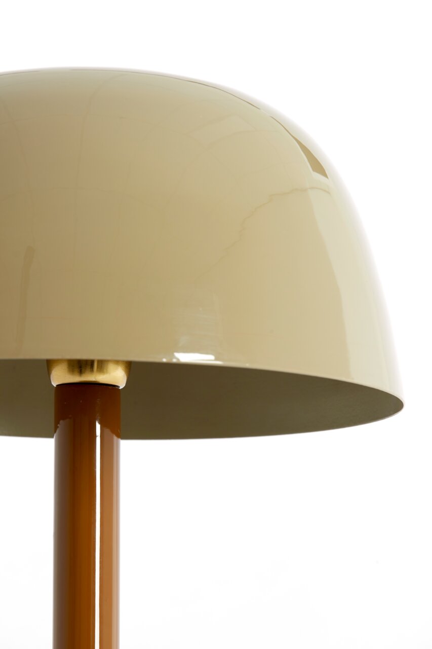 Light&Living Tischleuchte MARIVET Nahaufnahme einer Tischleuchte mit einem glänzenden, beigen Lampenschirm und einem braunen Ständer, seitliche Perspektive.