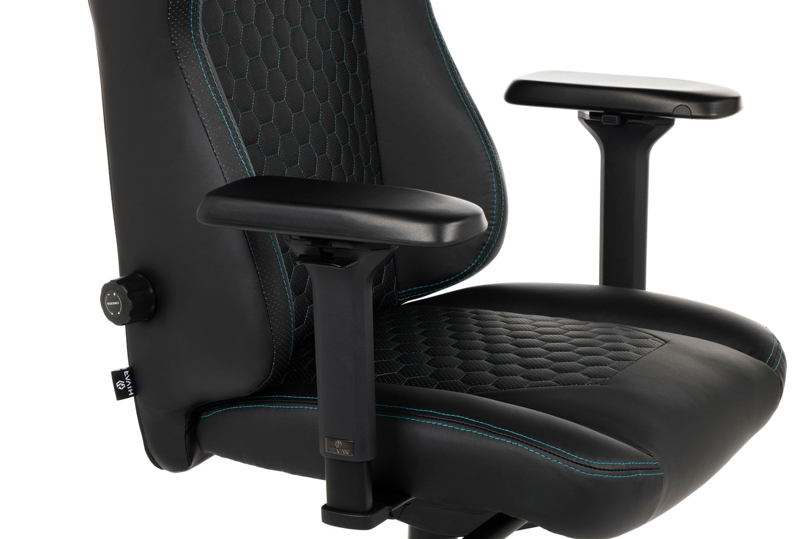 Nahaufnahme eines Gaming Stuhls mit schwarzem Leder und blauen Nähten, seitliche Perspektive