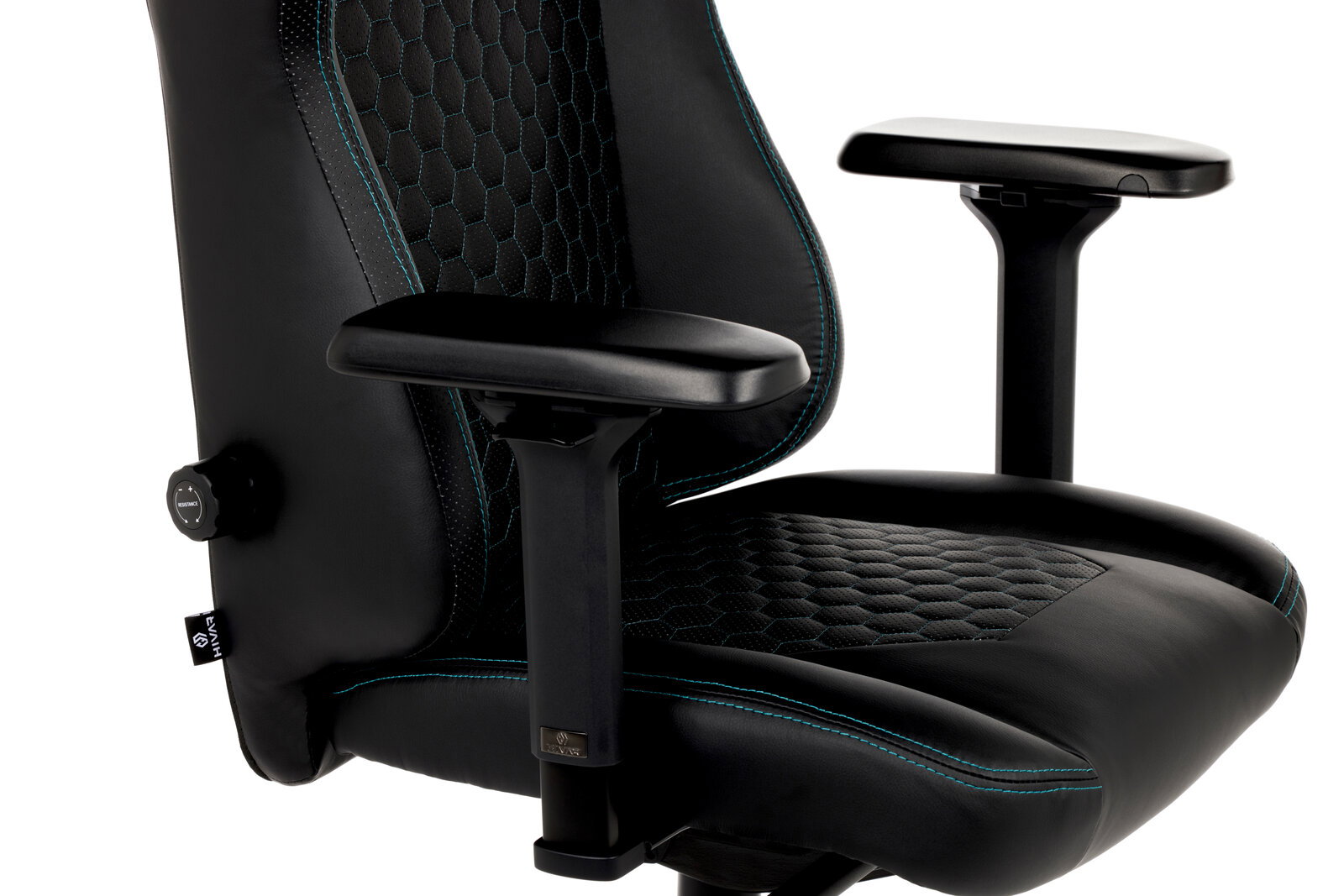 Nahaufnahme eines Gaming Stuhls mit schwarzem Leder und blauen Nähten, seitliche Perspektive