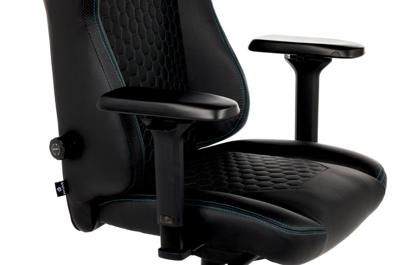 Nahaufnahme eines Gaming Stuhls mit schwarzem Leder und blauen Nähten, seitliche Perspektive