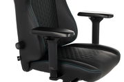 Nahaufnahme eines Gaming Stuhls mit schwarzem Leder und blauen Nähten, seitliche Perspektive
