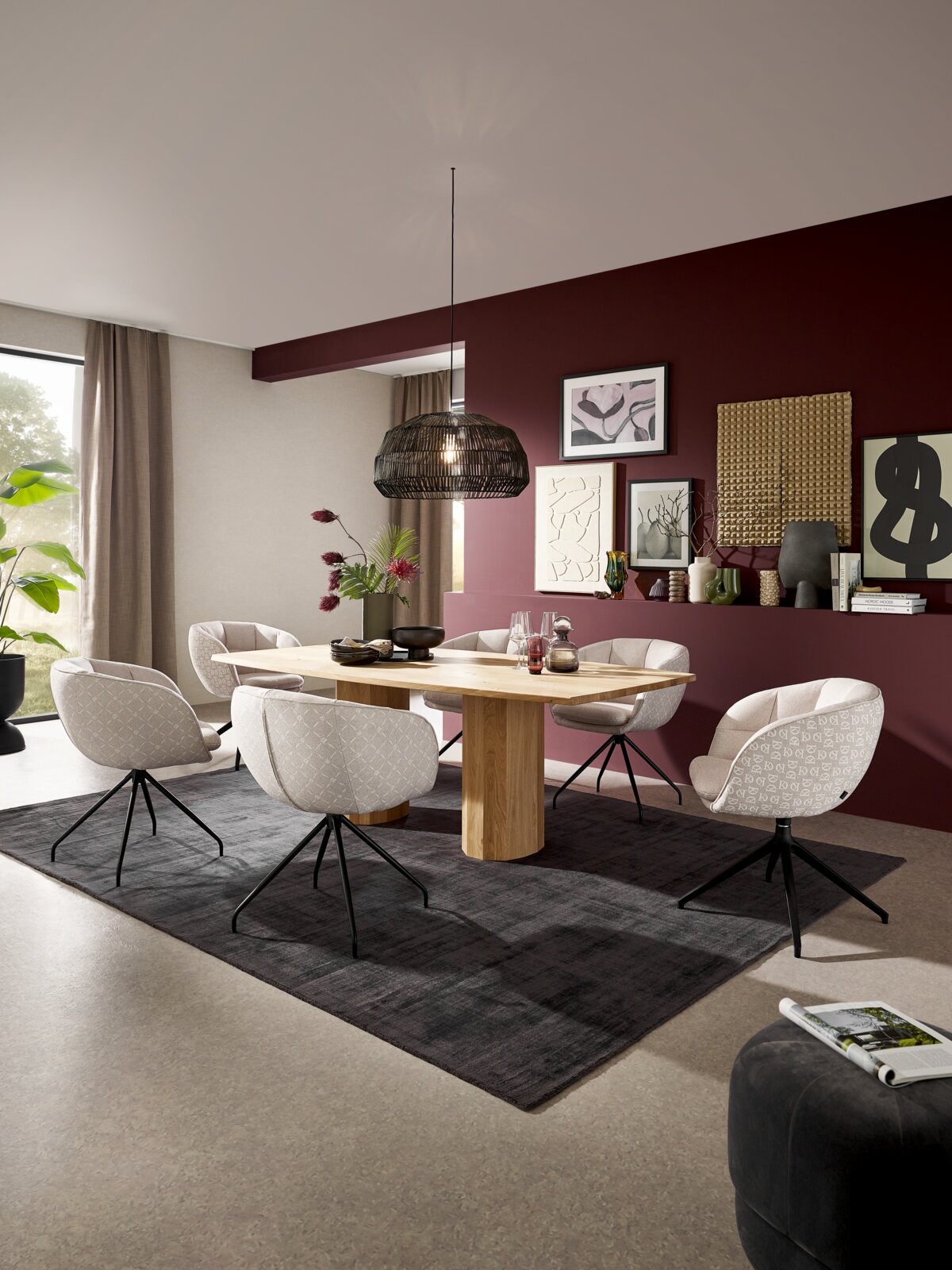 Modernes Esszimmer mit rechteckigem Holzesstisch und fünf gepolsterten Drehstühlen auf dunklem Teppich, darüber schwarze Pendelleuchte, Perspektive: leicht erhöhte Frontansicht schräg von links