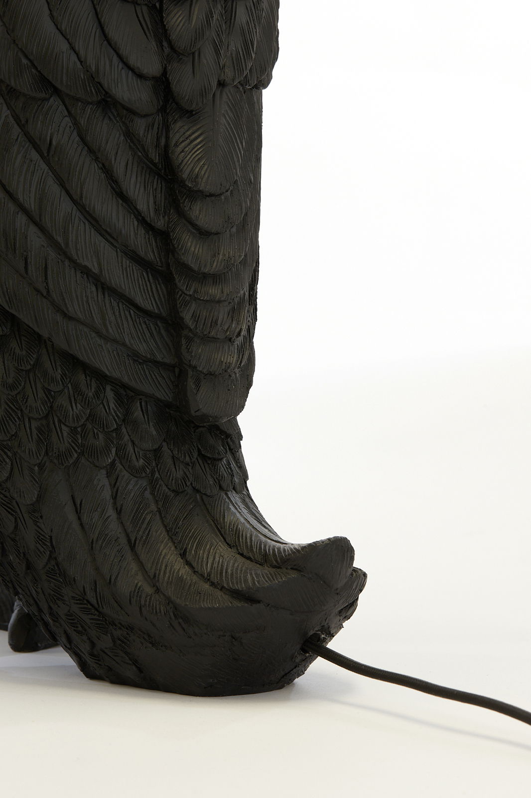 Detailansicht der Tischleuchte DUCK von Light&Living, die den Fuß in Form eines Entenfußes mit detaillierter Federstruktur zeigt.