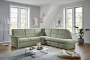 Grüne Eckgarnitur Beldomo Comfort QUEENLINE in einem modernen Wohnzimmer, seitliche Perspektive.
