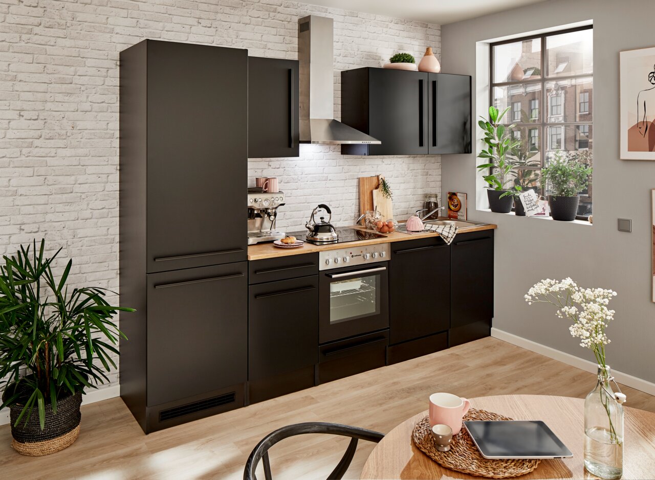 Moderne schwarze Küchenzeile mit Backofen, Dunstabzugshaube und Spüle, seitliche Perspektive