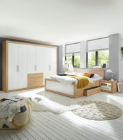 Modernes Schlafzimmer mit einer Kommode aus Holz und weißen Elementen, seitliche Perspektive.
