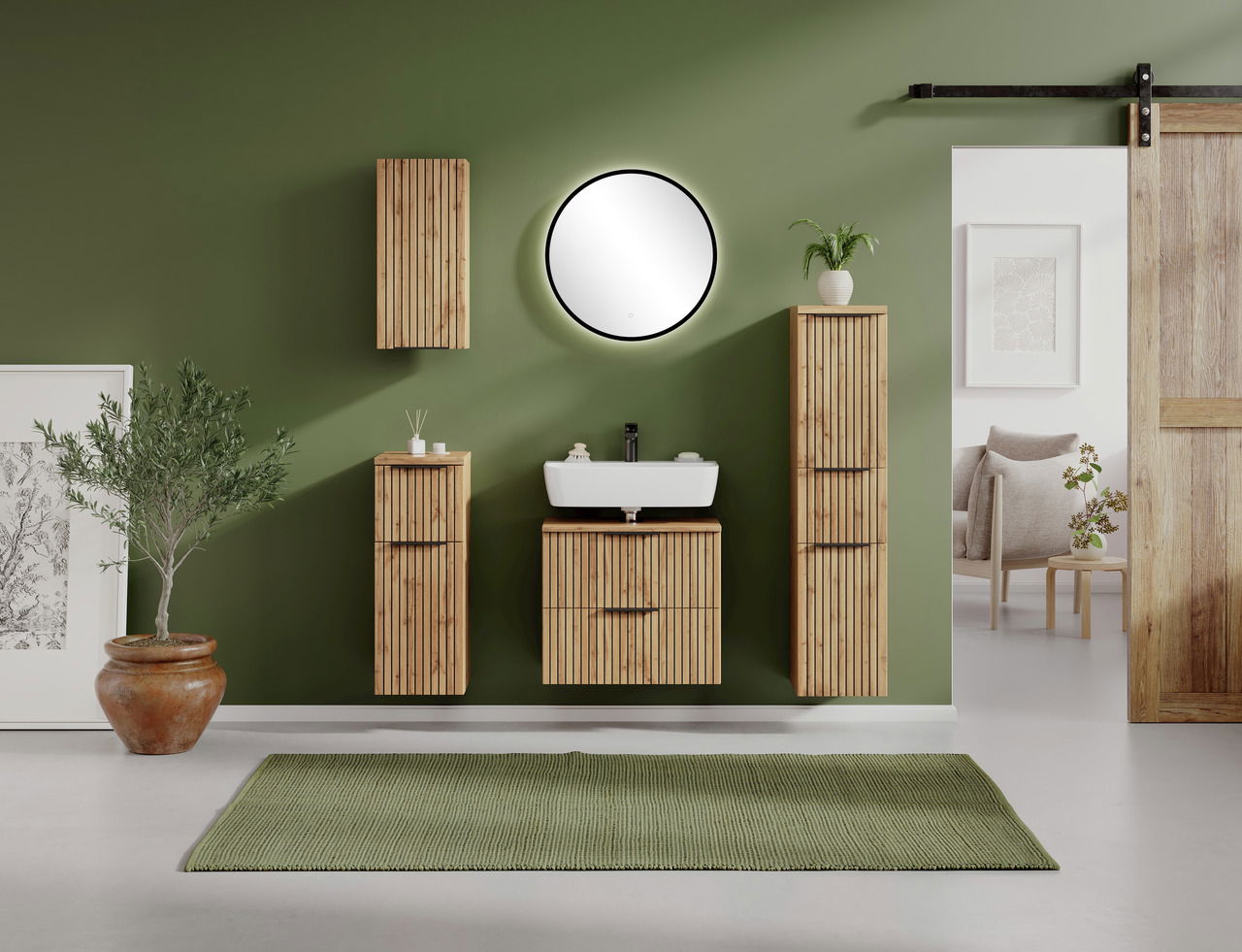 Moderner Midischrank aus Holz in einem stilvollen Badezimmer mit grüner Wand und runder Spiegel, Frontalansicht.