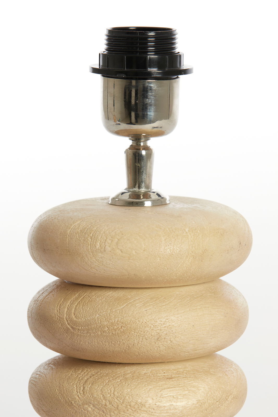 Nahaufnahme eines Lampenfußes mit stapelartigen, runden Elementen in Holzoptik und einer metallischen Fassung, seitliche Perspektive.