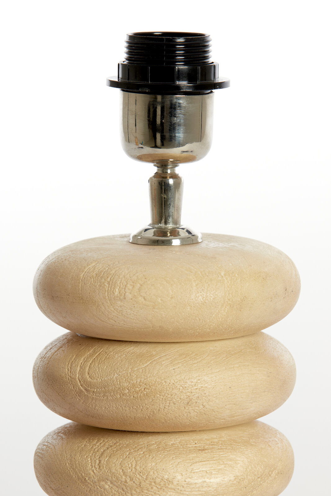 Nahaufnahme eines Lampenfußes mit stapelartigen, runden Elementen in Holzoptik und einer metallischen Fassung, seitliche Perspektive.