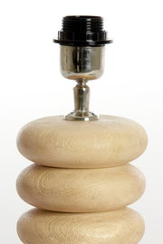 Nahaufnahme eines Lampenfußes mit stapelartigen, runden Elementen in Holzoptik und einer metallischen Fassung, seitliche Perspektive.