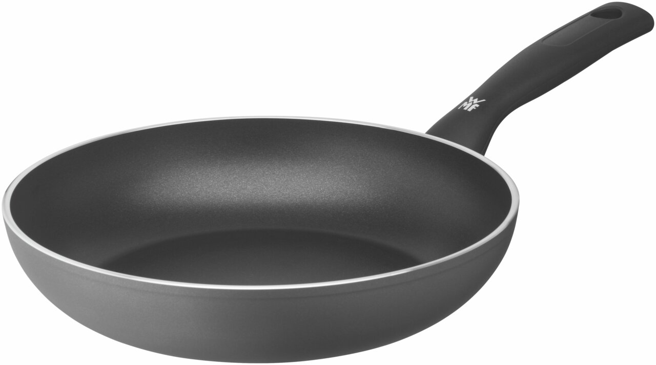 Schwarze Bratpfanne mit ergonomischem Griff, seitliche Perspektive