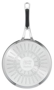 Ansicht von oben auf die Unterseite einer Schmorpfanne von Jamie Oliver mit Tefal Induktionstechnologie.