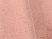 Nahaufnahme eines rosafarbenen Fellteppichs in weicher Textur, seitliche Perspektive