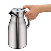 Edelstahl-Isolierkanne mit mattem Finish, 1,0 Liter, seitliche Ansicht mit Hand am Griff