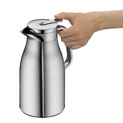 Edelstahl-Isolierkanne mit mattem Finish, 1,0 Liter, seitliche Ansicht mit Hand am Griff