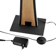 Schwarze Tischlampe mit Holzpaneel auf rechteckigem Metallfuß, mit Kabel, Fußschalter und Netzteil, in Frontansicht leicht von oben